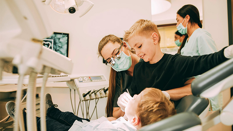 In der Zahnarztpraxis von Ricarda Richter in Hanau werden Patienten jeden Alters versorgt - von Kinder bis zu Senioren.
