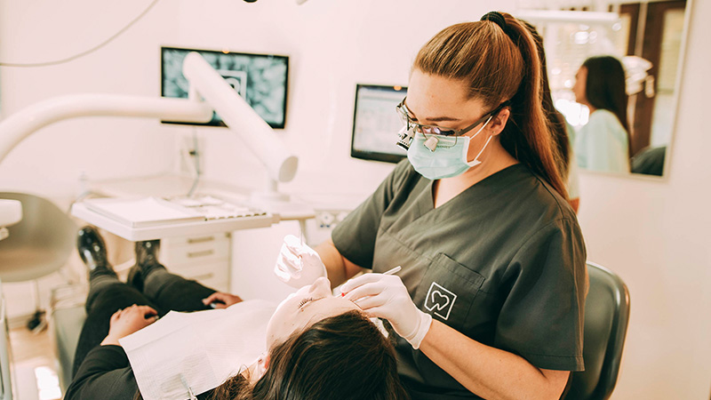 Zahnärztin Ricarda Richter bei der Behandlung eines Patienten.