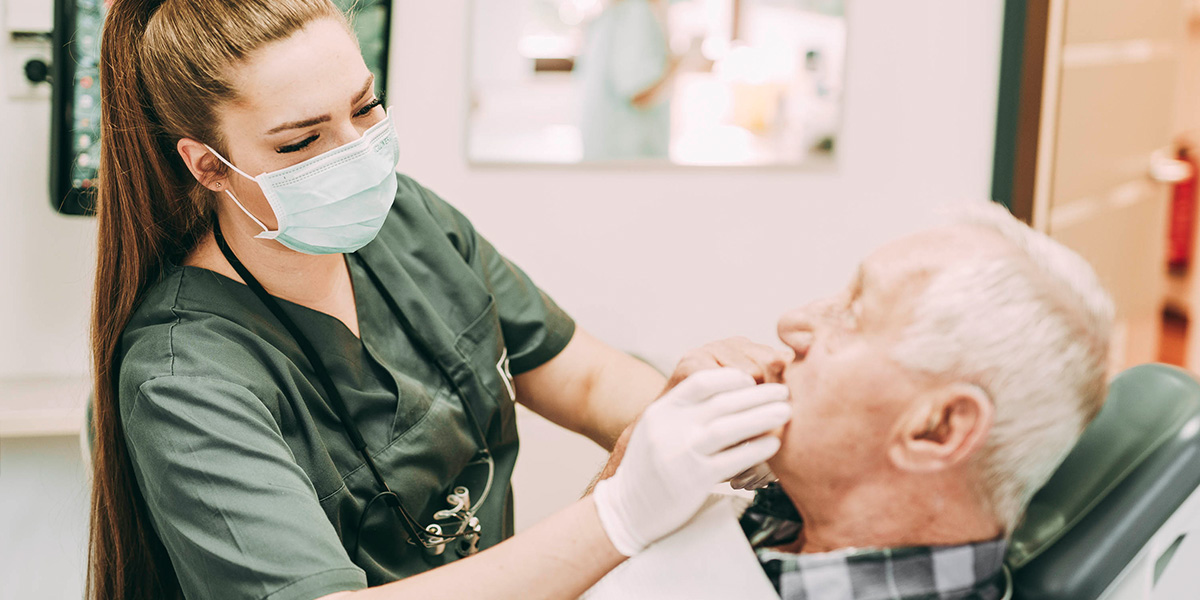 Zahnärztin Ricarda Richter kontrolliert bei einem Patienten den Sitz der Implantate im Zahnzentrum Hanau.