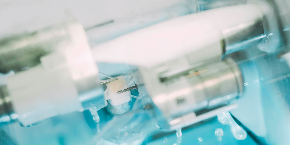 Detailaufnahme: Ein Cerec-Gerät schleift einen Block Keramik zum perfekt sitzenden Zahnersatz in der Zahnarztpraxis Hanau.